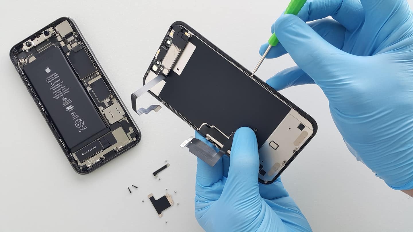 Mobilný telefón počas servisnej opravy v Detve