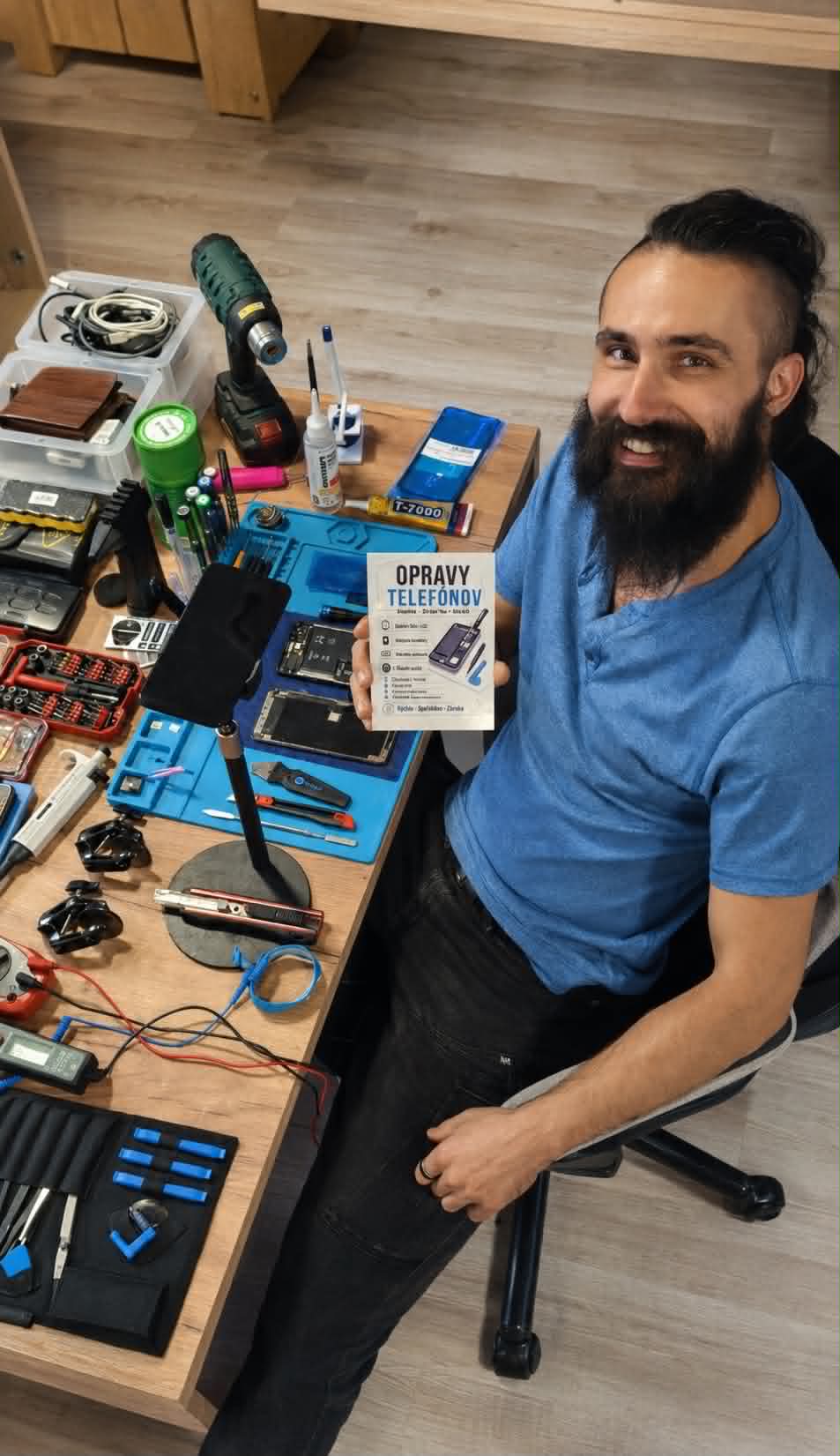 Tomáš, technik servisu Tomaso pri pracovisku v Detve